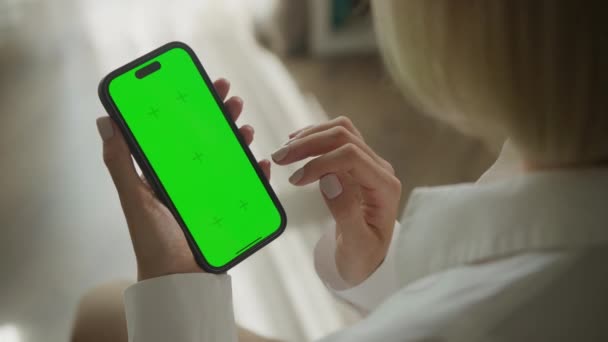 Scroll Single Click Bottom Green Screen Smartphone Ramoulder View Žena — Stock video