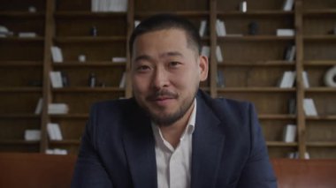 Takım Elbiseli Adam Ofiste Konuşuyor, İş Adamı Webcam Görüntüsü Konuşuyor