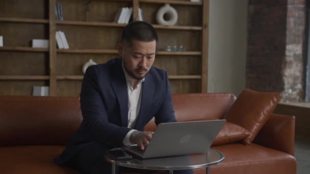 Geschäftsmann Herumschwenken Der Büro Laptop Arbeitet Mann Computer Tippt — Stockvideo