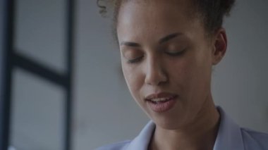 İş Kadını Nefesini Alırken Yakından, Düşük Açı Bakış Açısı Kadın Yüzü Okurken Dizüstü Bilgisayarda