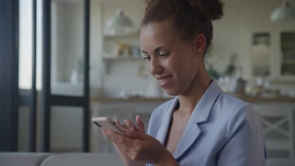 妇女在智能手机上在积极的氛围中浏览 女商人在智能手机上在线浏览 — 图库视频影像