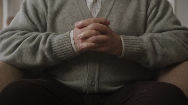 Großvater Mit Gekreuzten Fingern Älterer Mann Ketten Großaufnahme — Stockvideo