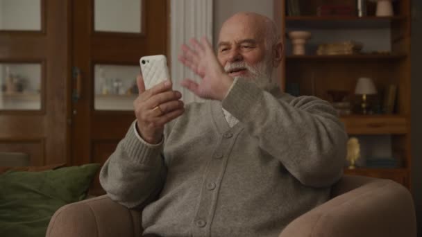 Großvater Grüßt Videotelefon Senior Winkt Mit Handgeste — Stockvideo