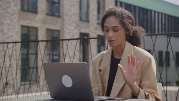 Mulher Moderna Terno Falando Sobre Chamada Vídeo Usando Laptop Fora — Vídeo de Stock