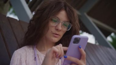 Smartphone 'a Bakan Heyecanlı Kadın, Akıllı Telefon Kullanan Bayan Öğrenci