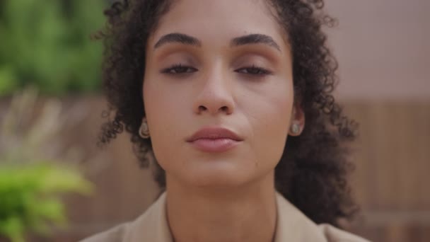 Başarılı Girişimci Kadın Kameraya Yakından Bakıyor Kadını Portresi — Stok video
