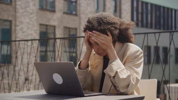 Affärskvinna Press Stressad Kvinna Arbete Laptop Utanför Pensive Kvinna Orolig — Stockvideo