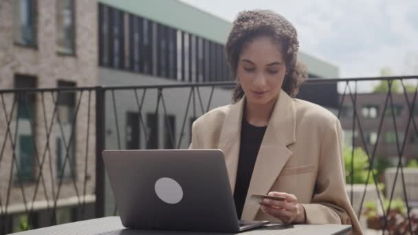 企业妇女使用笔记本电脑在网上购买 妇女输入信用卡信息 — 图库视频影像