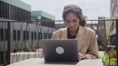 Genç kadın dışarıda dizüstü bilgisayarda geziniyor, iş kadını internette internette sörf yapıyor ofis parkında.