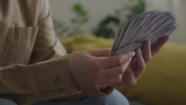 Draaien Rond Vrouw Holding Geld 100 Dollar Bill Sluiten Fps — Stockvideo