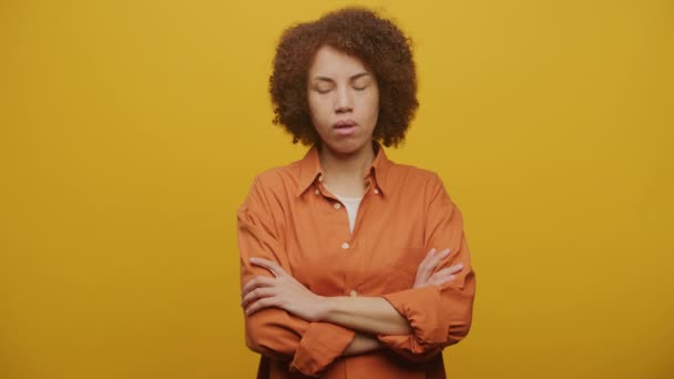 黄色い背景に腕を持つ不幸な女性 ネガティブな感情で神経質な女性 — ストック動画