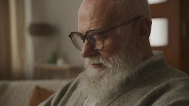 Пожилой Человек Очках Работающий Ноутбуке Extreme Close Белый Бородатый Дед — стоковое видео