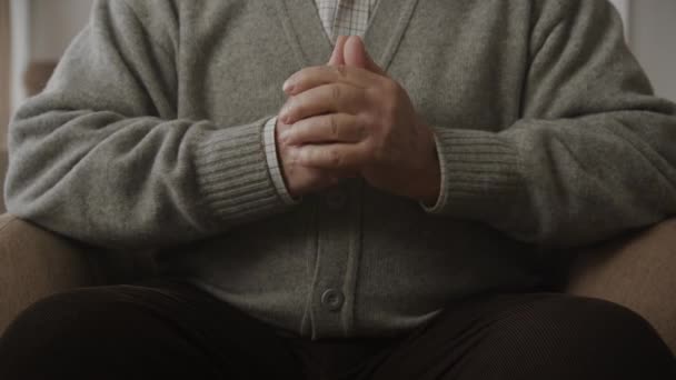 Dědeček Paže Zkřížené Zblízka Senior Man Prsty Řetězu — Stock video