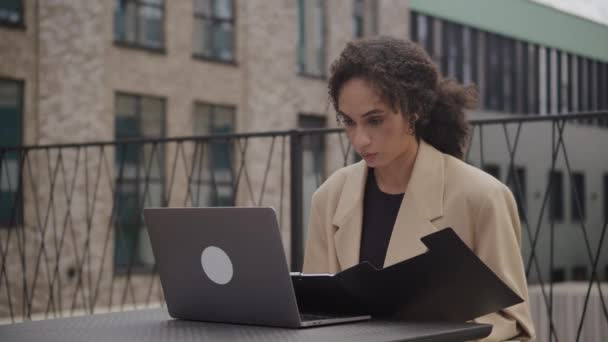 Bizneswoman Dyskusja Raport Temat Połączenia Wideo Pomocą Laptopa Zewnątrz Kobieta — Wideo stockowe