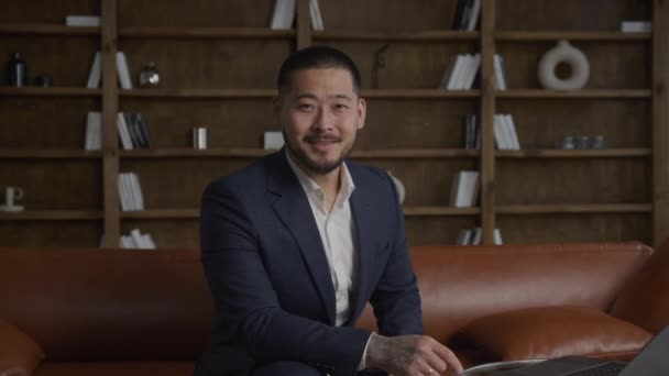 Moderní Asijský Právník Portrét Kanceláři Muž Obleku Při Pohledu Fotoaparát — Stock video