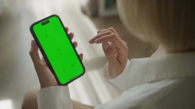 Yeşil Ekran Akıllı Telefonun Alt Soluna Bir Tıkla, Kadın Tutma ve Dikey Krom Anahtarlı Akıllı Telefonu Kapat