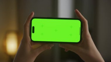 Kadın Kolları Yatay Yeşil Ekran Akıllı Telefonu, Kafkas Kadın Elleri Krom Anahtarlı Akıllı Telefonu Gösteriyor