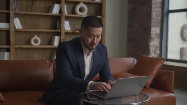 Omloppsbana Runt Affärsman Arbeta Laptop Office Man Kostym Med Hjälp — Stockvideo