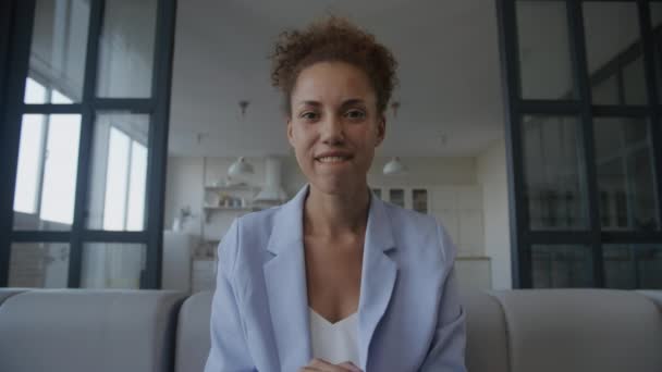 Pov Upphetsad Affärskvinna Talar Videokonferens Samtal Inomhus — Stockvideo