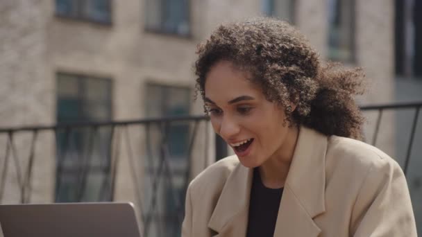 Mujer Celebrando Éxito Usando Computadora Portátil Fuera Centro Ciudad Empresaria — Vídeos de Stock