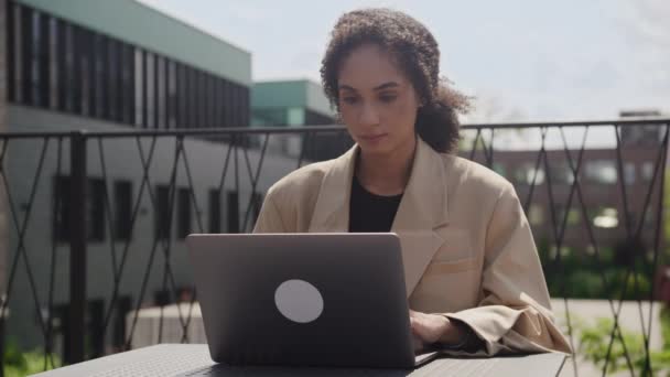 Γυναίκα Που Χρησιμοποιεί Lap Top Outdoors Επιχειρηματίας Πληκτρολογώντας Στον Υπολογιστή — Αρχείο Βίντεο