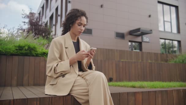 Mulher Perturbada Leitura Mensagem Negativa Empresária Más Notícias Smartphone Fora — Vídeo de Stock