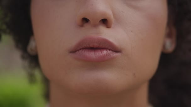 Mujer Silent Lips Extreme Close — Vídeos de Stock