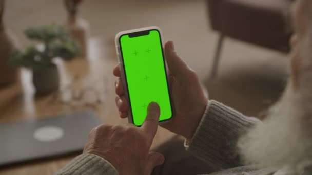 在绿色屏幕智能手机底部的单次按键区域 祖父在垂直彩色密钥智能电话的下三分之一单击一次 — 图库视频影像
