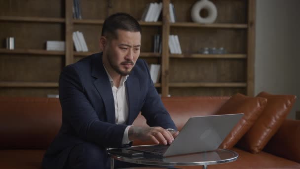 Empresário Cansado Digitando Laptop Escritório Homem Exausto Sob Pressão — Vídeo de Stock