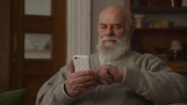 Senior Liest Nachricht Auf Smartphone Aus Nächster Nähe Großvater Surft — Stockvideo