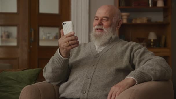 Großvater Telefoniert Videotelefonie Mit Smartphone Haus Senior Spricht Einer Telefonkonferenz — Stockvideo