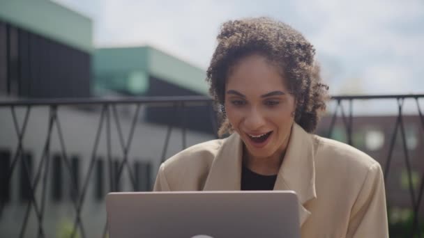Giovane Signora Che Celebra Raggiungimento Utilizzando Computer Portatile Fuori Businesswoman — Video Stock