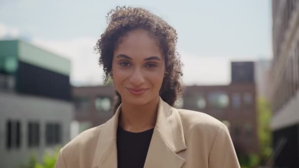 Mujer Emprendedora Confiada Mirando Retrato Cámara Aire Libre Empresaria Cerca — Vídeo de stock