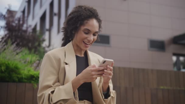 Θετική Lady Texting Στο Smartphone Outdoors Γυναίκα Πληκτρολογώντας Στο Smart — Αρχείο Βίντεο