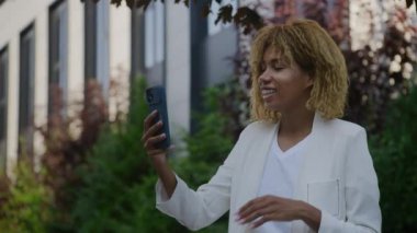 Video 'da Konuşan Kadın Dışarıda Akıllı Telefon Kullanıyor, İş Kadını Şehir Sokağında Konferans Konuşuyor