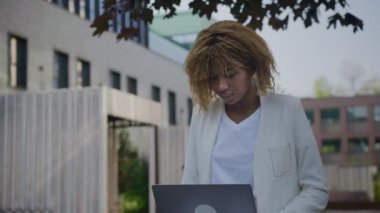 Genç Kadın Girişimci Laptop Kullanıyor, İş Kadını Şehir Merkezi 'nin dışındaki bilgisayarda çalışıyor.
