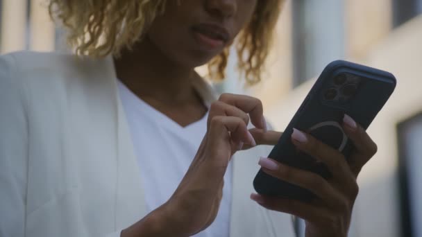 Mulher Irreconhecível Navegando Smartphone Close Feminino Usando Telefone Celular Livre — Vídeo de Stock