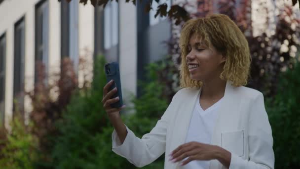 Γυναίκα Μιλώντας Βίντεο Κλήση Χρησιμοποιώντας Smartphone Έξω Επιχειρηματίας Μιλώντας Συνέδριο — Αρχείο Βίντεο