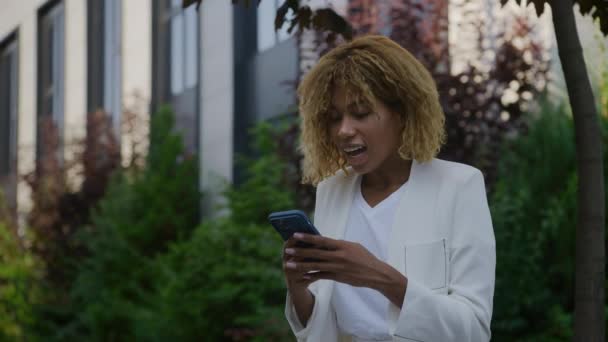 Frau Feiert Errungenschaften Mit Smartphone Draußen Geschäftsfrau Erhält Jobangebot — Stockvideo