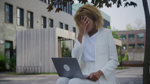 トラブルの女性 ラップトップアウトドアを使用してストレスのビジネスマン 悲しみの女性 — ストック動画