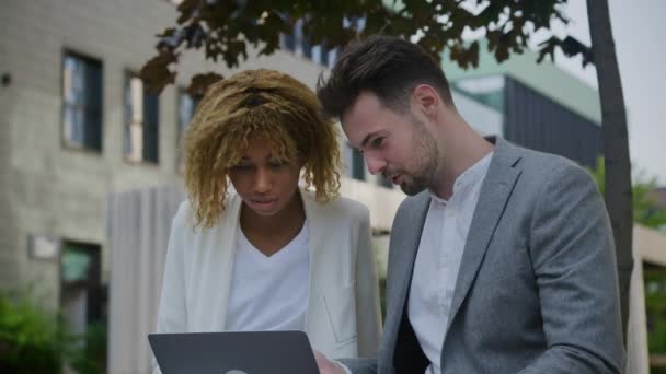 Dois Colegas Discutindo Projeto Laptop Livre Empresária Empresário Falando Fora — Vídeo de Stock