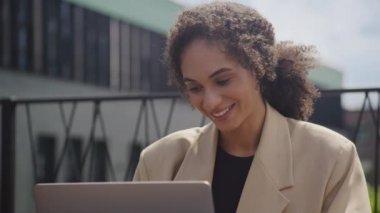 Neşeli Kadın Laptop 'ta İyi Haberler Okuyor Kapatın, İş Kadını İş Bulma Teklifi