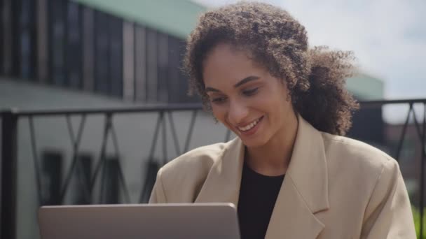 Радісна Жінка Читає Хороші Новини Ноутбуці Відкритому Повітрі Крупним Планом — стокове відео