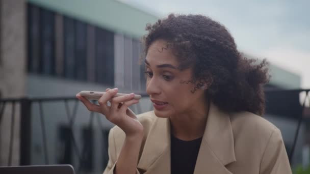 携帯電話の屋外を使用して音声メッセージを決定するビジネスマン 外で女性の録音オーディオ — ストック動画