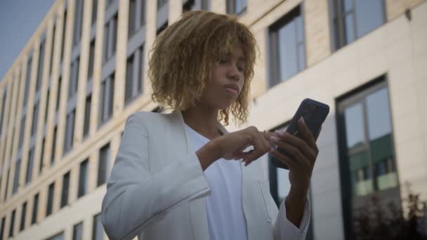 Жінка Переглядає Онлайн Допомогою Смартфона Зовні Серфінг Мобільному Телефоні Відкритому — стокове відео