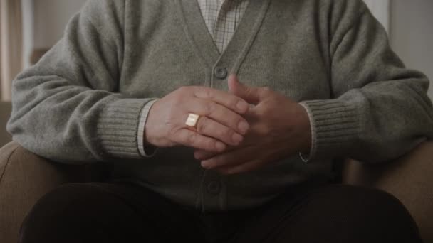 Homem Sênior Com Braços Dobrados Close Avô Mãos — Vídeo de Stock