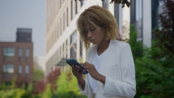 Жінка Переглядає Онлайн Мобільному Телефоні Відкритому Повітрі Серфінг Бізнес Леді — стокове відео