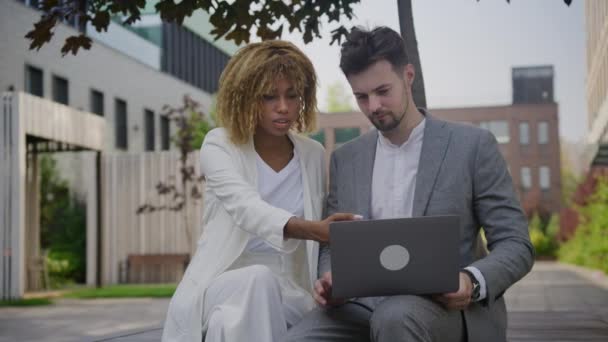 Man Woman Discussing Project Χρησιμοποιώντας Laptop Έξω Στο Κέντρο Της — Αρχείο Βίντεο