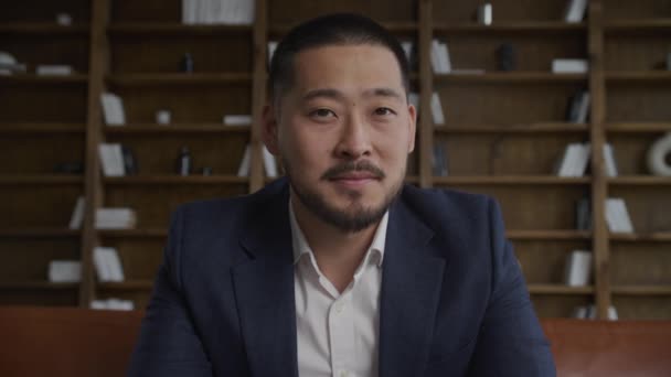 Koreanischer Geschäftsmann Sieht Kamera Aus Nächster Nähe Asiatischer Mann Porträtiert — Stockvideo