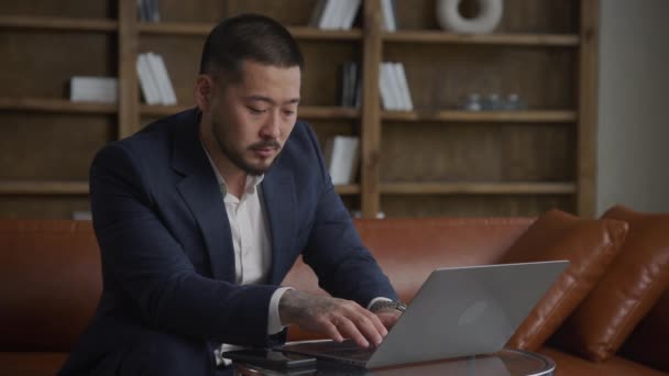 Empresário Entediado Trabalhando Laptop Escritório Homem Cansado Digitando Computador Dentro — Vídeo de Stock